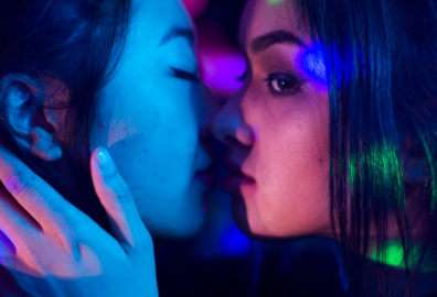 Ingrid and Stella kiss