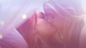 Tabby and Heidi kiss in bed
