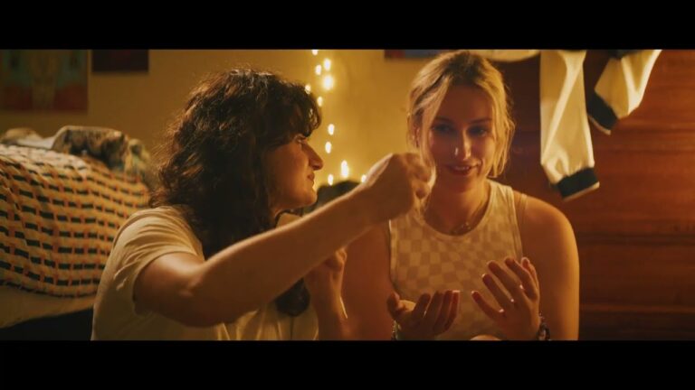 Touching hands – Clip from 4 First Dates (2025)